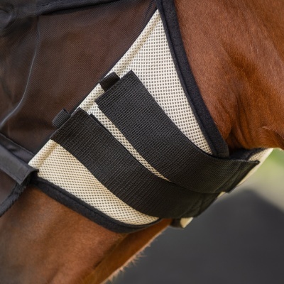 Correia preta de nylon com velcro numa manta para cavalo castanho em tecido bege de malha com padrão de círculos
