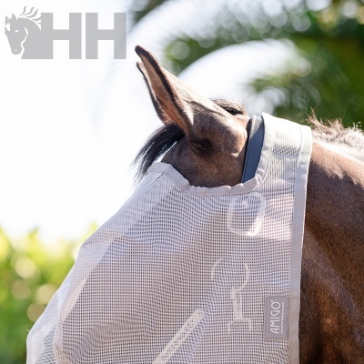 Máscara anti-insetos branca para cavalo com logotipo AMIGO e marca HH, cavalo ao ar livre.