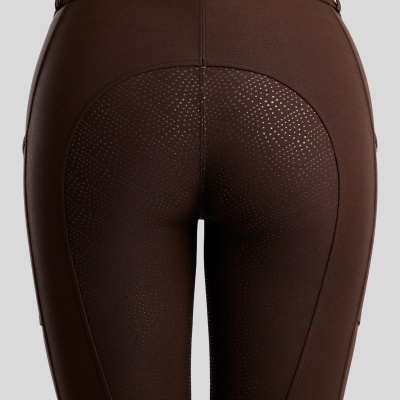 Calças castanhas justas com textura pontilhada antiderrapante na zona das nádegas