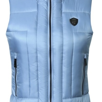 Colete acolchoado azul claro com fechos e emblema preto