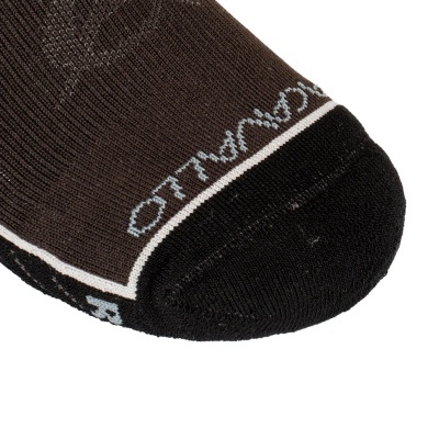 Meia desportiva castanha com biqueira preta e texto CAMPAGNOLO