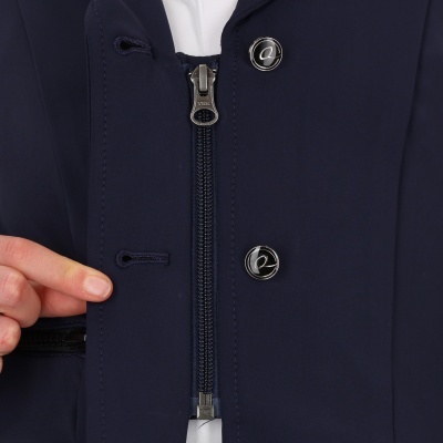Casaco azul escuro com fecho zip YKK e botões metálicos com símbolo @