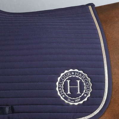Tapa de sela azul escuro com logótipo HARCOUR bordado em cavalo castanho