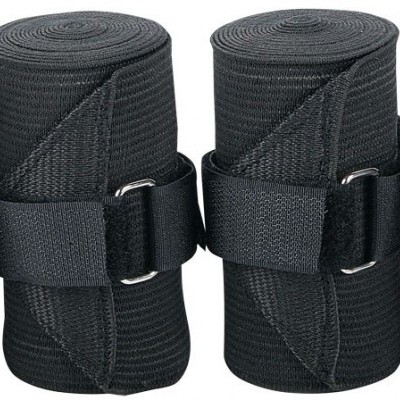 Quatro bandagens elásticas pretas enroladas com fivelas metálicas