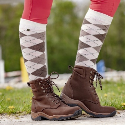 Botas castanhas em camurça com meias argyle brancas e castanhas