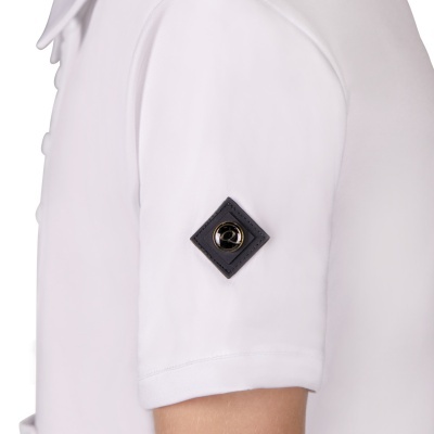 T-shirt branca com distintivo preto e metálico na manga esquerda