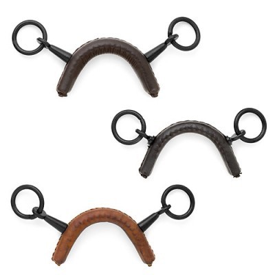 Três bocados de cavalo em couro com argolas pretas sobre fundo branco