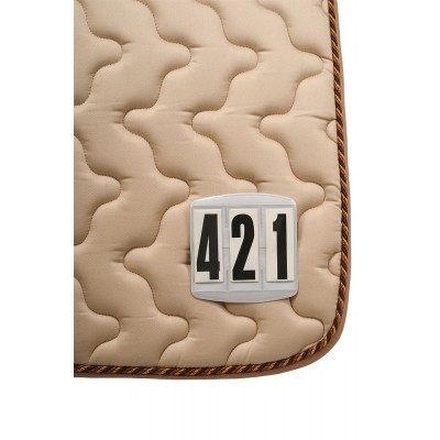 Colchão bege matelassado com borda trançada castanha e placar branco com números 4 2 1