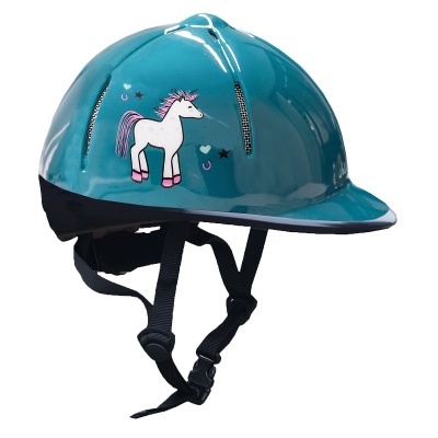 Capacete azul turquesa com desenho de unicórnio e fecho preto.