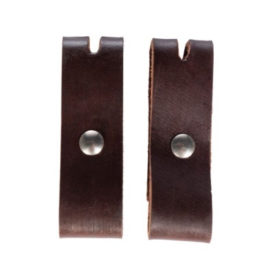 Duas peças de couro castanho escuro com botões metálicos