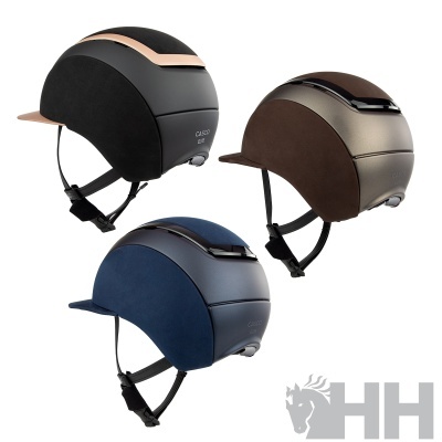 Três capacetes de equitação CASCO ELITE em preto, castanho e azul escuro com acabamento em camurça