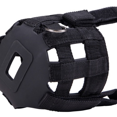 Correia preta ajustável com fivela metálica e parte frontal sólida com recorte quadrado