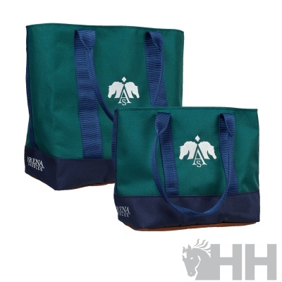 Duas sacolas de tecido verde e azul com logótipo branco e texto LA ARENA EQUESTRIAN