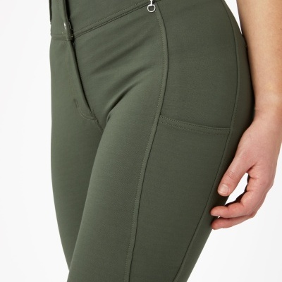 Calças desportivas verde-oliva com bolso lateral e acessório prateado