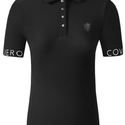 Polo feminina preta com botões e emblema no peito