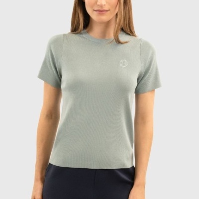 T-shirt feminina verde-água com símbolo branco bordado e calças pretas