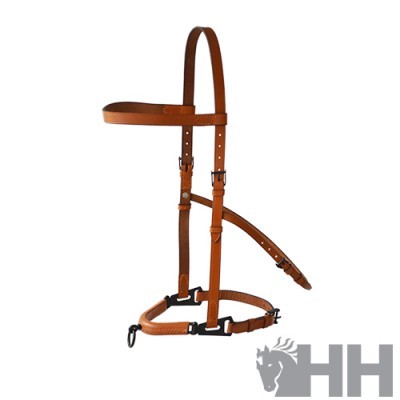 Cabresto de couro castanho com fivelas metálicas e argolas, fundo branco, logótipo HH