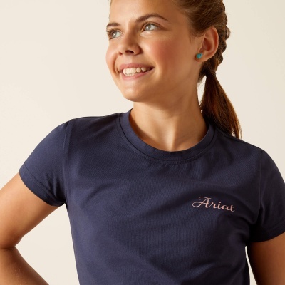Camiseta azul-marinho de manga curta com logotipo Ariat rosa bordado no peito