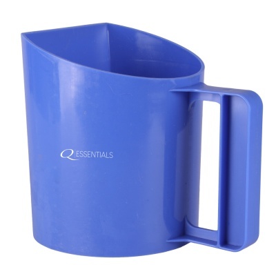 Caneca de medição azul com pega e texto Q ESSENTIALS
