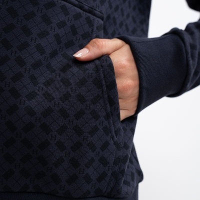 Casaco azul escuro com padrão de quadrados e letras H com bolso frontal