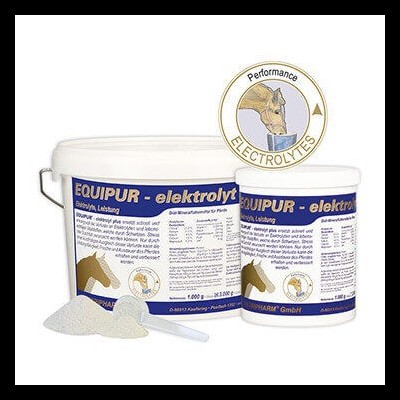 Suplemento para cavalos EQUIPUR - elektrolyt em recipientes brancos com rótulos azuis, granulados e colher