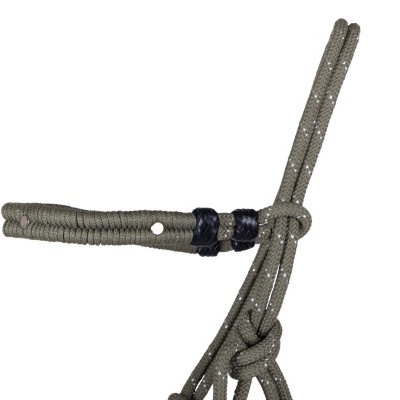 Corda cinza com nós e fita preta sobre fundo branco