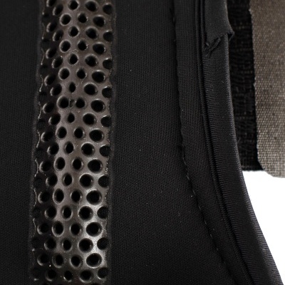 Tecido preto com inserção de material perfurado e costura visível