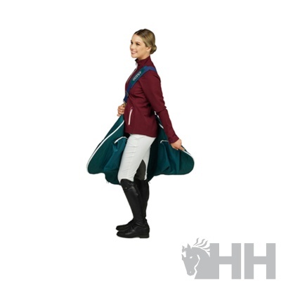 Mulher a segurar manta verde vestindo casaco borgonha e calças brancas