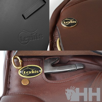 Acessório em pele castanha com etiqueta Lexhis e estojo preto com logo Lexhis em relevo