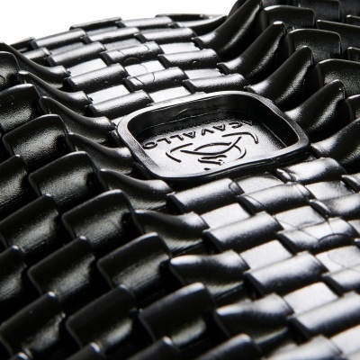 Superfície texturizada preta com o texto CAVALLO e símbolo de cavalo em relevo