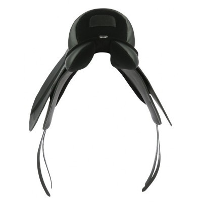 Sela de equitação preta brilhante com arnês.