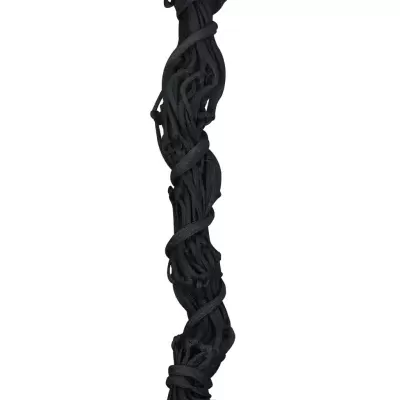 Rede ou corda preta grossa enrolada com argolas metálicas