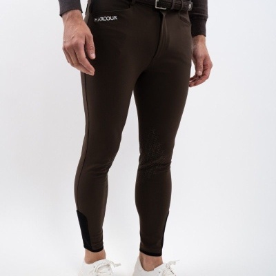 Calças justas pretas com cinta castanha e ténis brancos