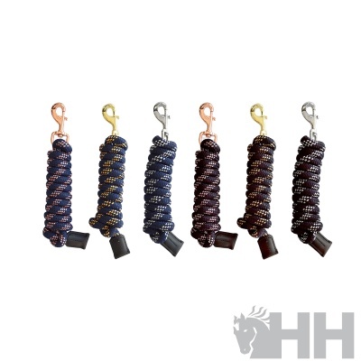 Cordas de equitação enroladas com mosquetões de metal em várias cores