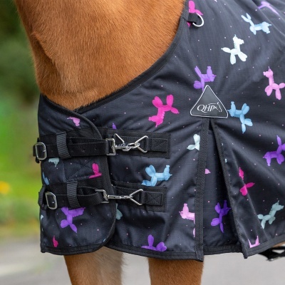 Cobertor para cavalo preto com padrão de balões coloridos e fechos ajustáveis