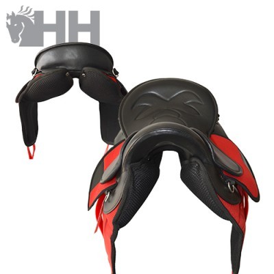 Sela de cavalo preta e vermelha com acolchoamento e logo HH no fundo