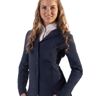 Blazer feminino azul escuro com detalhes e camisa branca