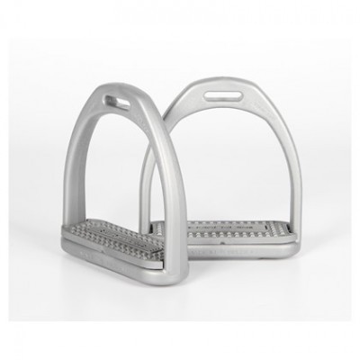 Estribos metálicos prateados com base antiderrapante em fundo branco