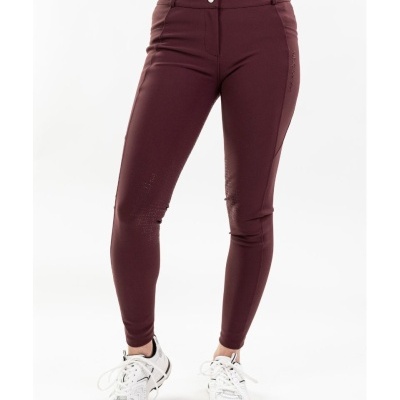 Calças bordô justas com botões e sapatilhas brancas