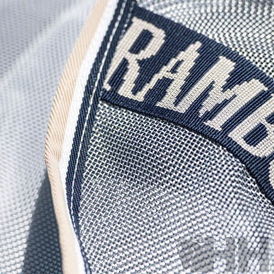 Detalhe de tecido azul e branco com aplicação bordada