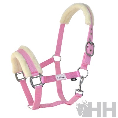 Cabresto para cavalo rosa com pelo sintético creme e metal prateado.