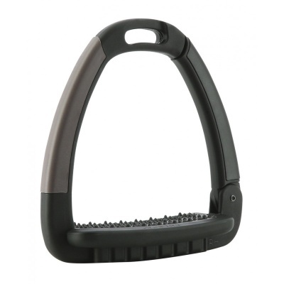 Estribo para salto equestre em plástico preto e castanho claro com superfície antiderrapante