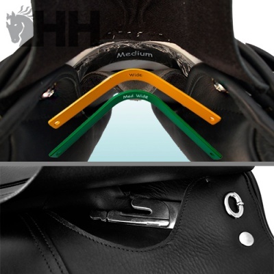 Sela de equitação preta em couro com barras de ajuste coloridas e fivela metálica.