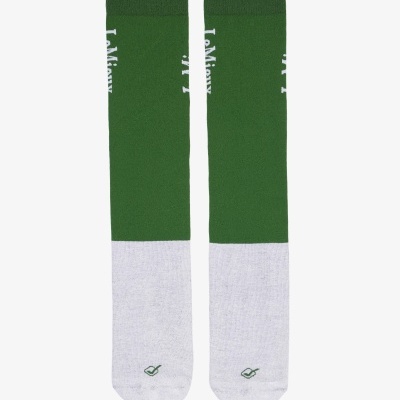 Par de meias verdes e cinzentas com texto branco vertical e símbolo verde na ponta