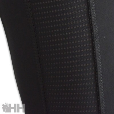 Peça de vestuário preta com padrão de pontos pequenos e costuras visíveis