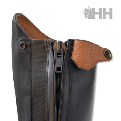 Bota preta de couro com fecho de correr e aba castanha com botão