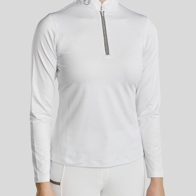 Mulher com roupa desportiva branca de manga comprida e calças justas