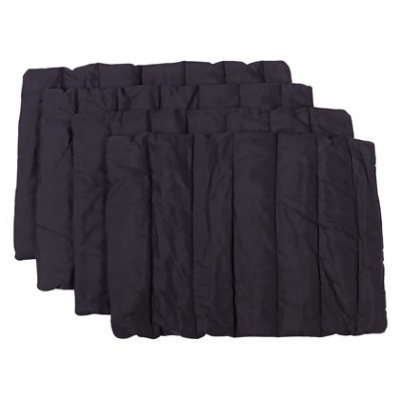 Três almofadas cobertoras pretas com textura acolchoada e linhas verticais