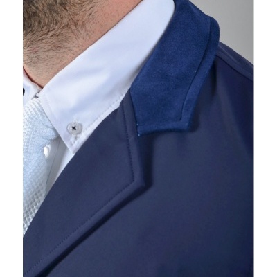 Parte superior de pessoa com camisa branca, gravata branca e casaco azul-escuro com gola azul-escuro