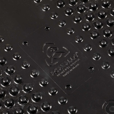 Placa plástica preta com relevos e logotipo KONWALL®